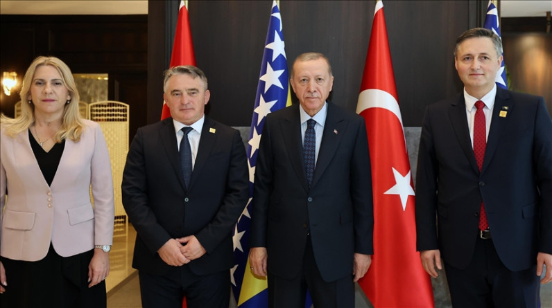 أردوغان يلتقي  أعضاء "الرئاسي البوسني" في أنطاليا